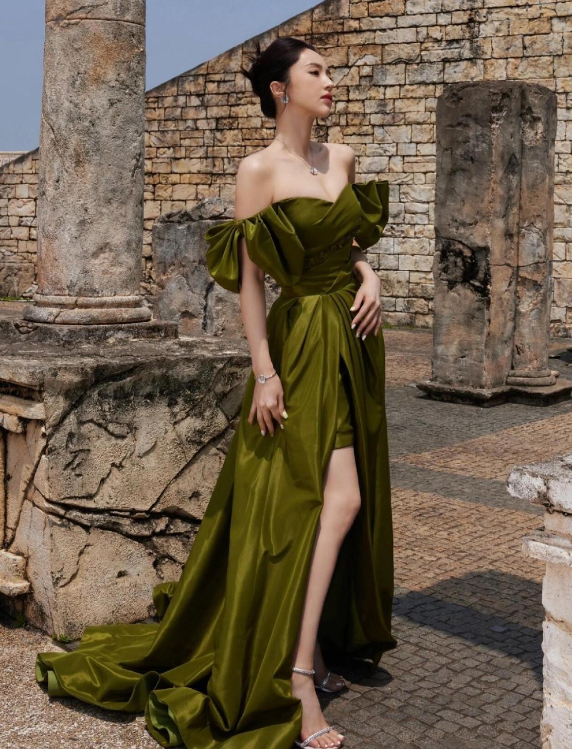 黑龙江美女董璇抹胸裙性感迷人