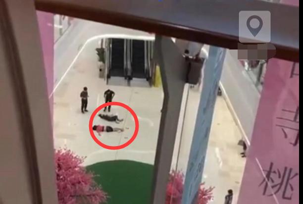 广州一女子跳楼砸中路人1死1伤,现场照片流出,更多细节曝光
