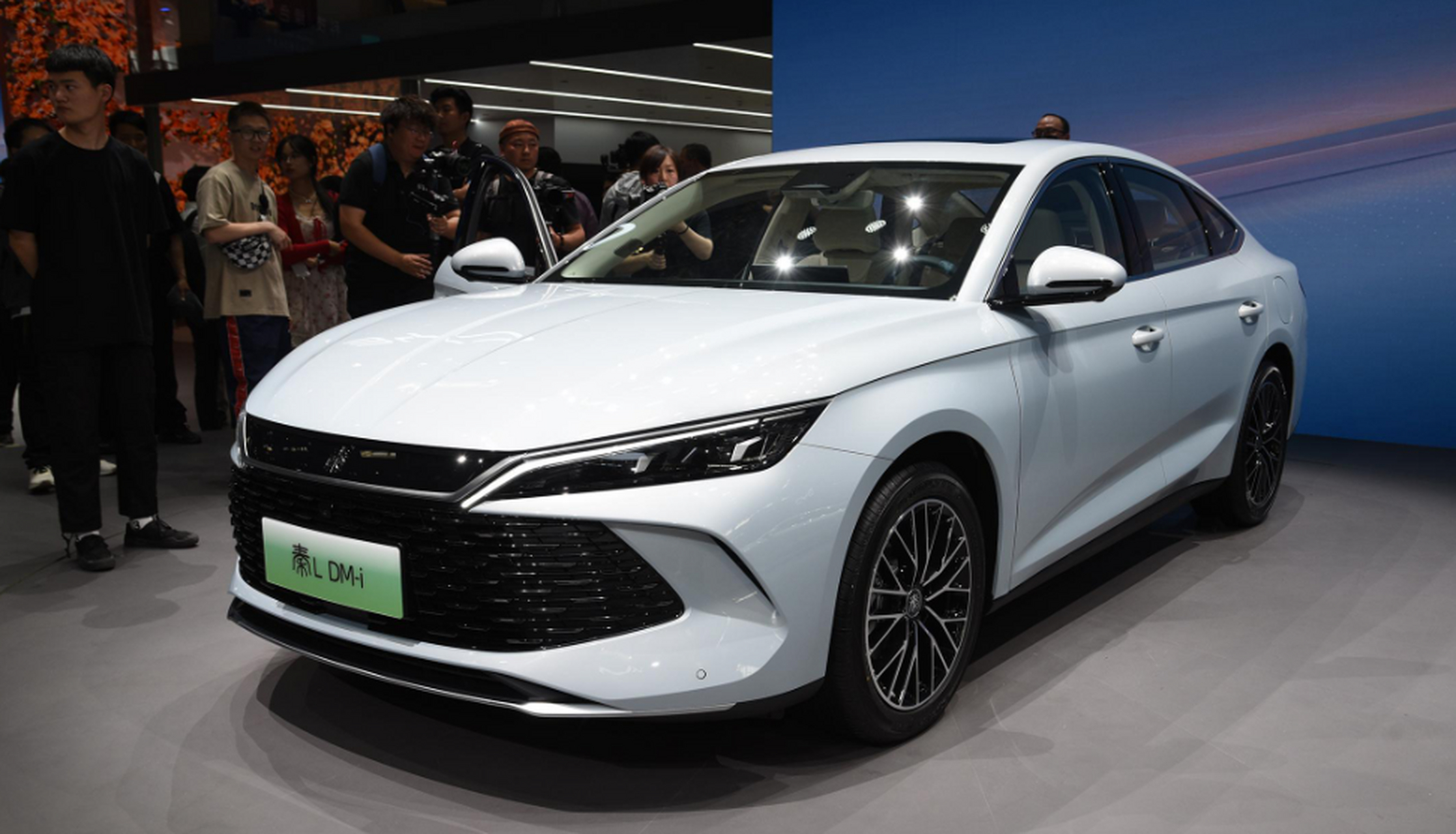 全新插电式混动车型秦l惊艳亮相:激进运动设计,内饰融合东方美学与