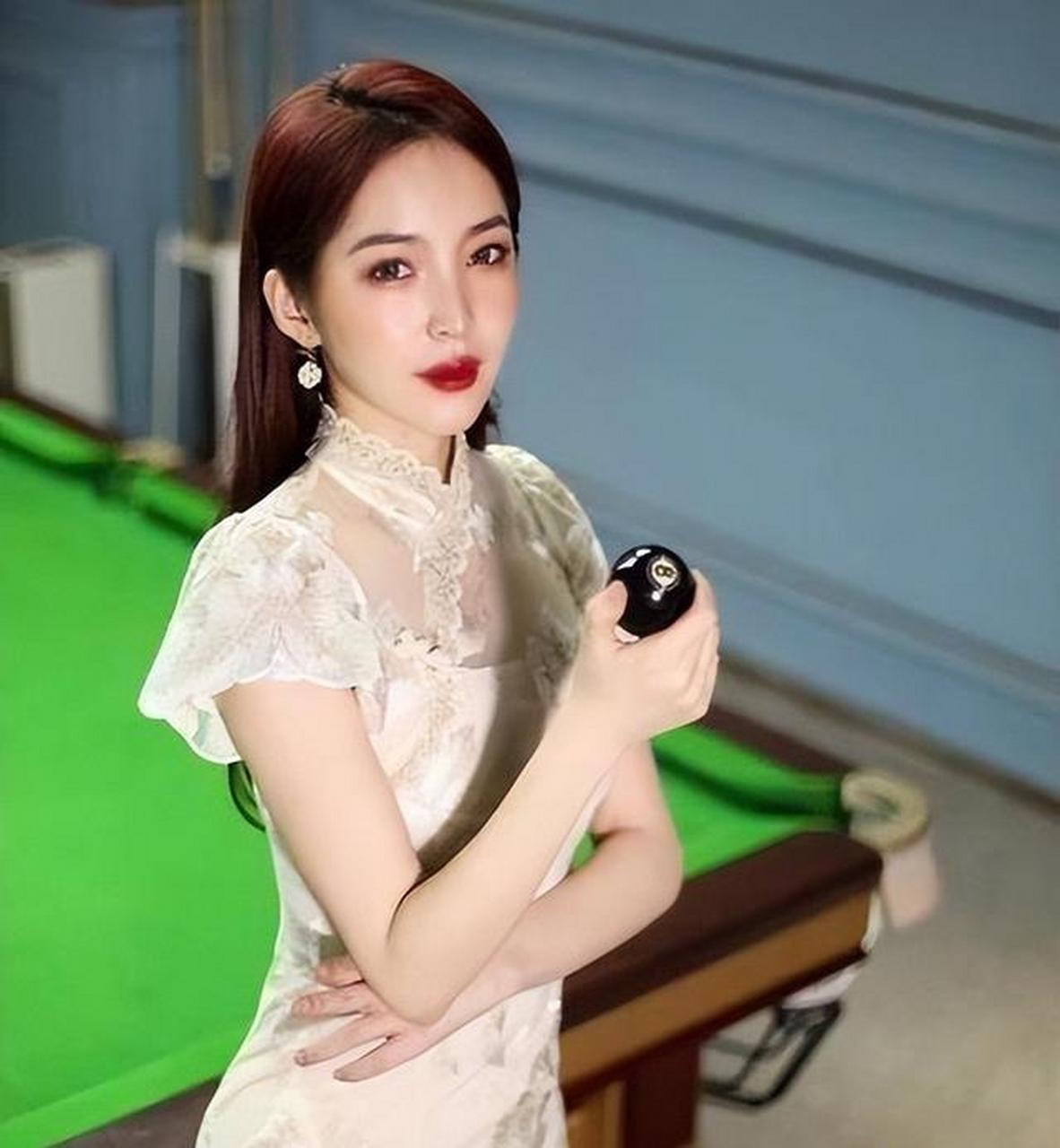 王钟瑶,颜值爆表,典型的东方佳人,换上旗袍,简直是风华绝代,迷倒万千