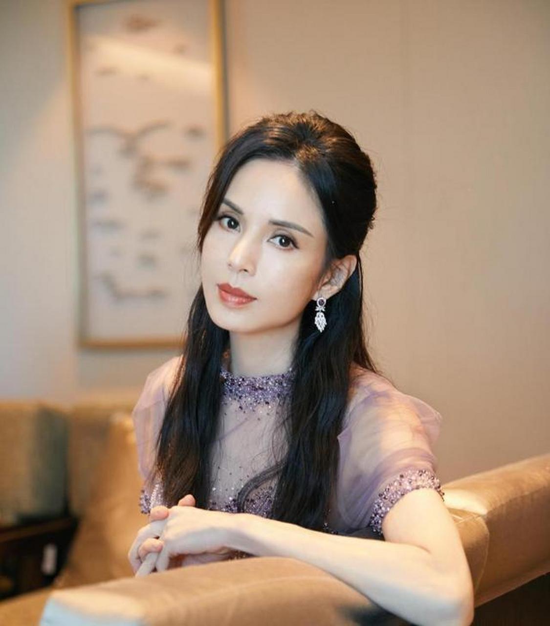 回顾久违的"李莫愁"雪梨现身梁小龙的聚会,她的亮相