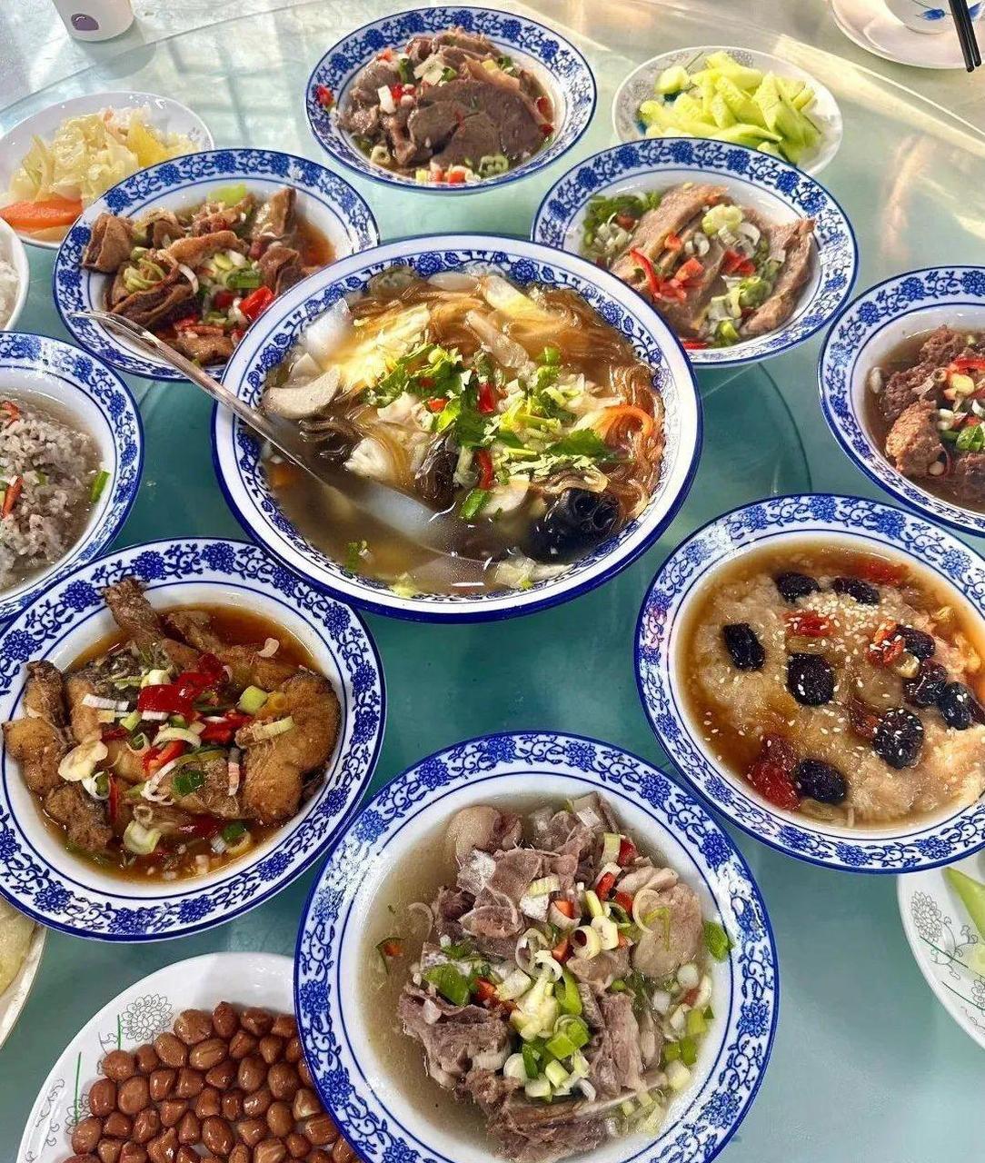 回族五大节日:开斋节,宰牲节,圣纪节,阿舒拉节和法图麦节,各具特色,是