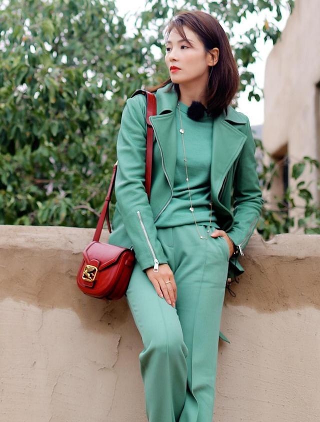 阔太刘涛的衣品从未让人失望,穿一身绿非但不土气,反而有高级感