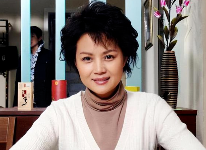 她是"最心机"的女明星,二婚傍百亿影帝,一家四口全是戏!