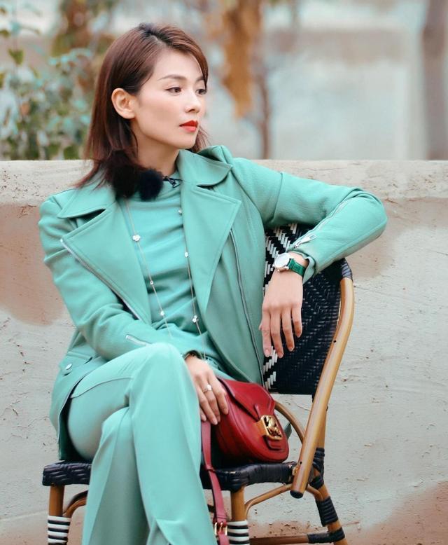 阔太刘涛的衣品从未让人失望,穿一身绿非但不土气,反而有高级感
