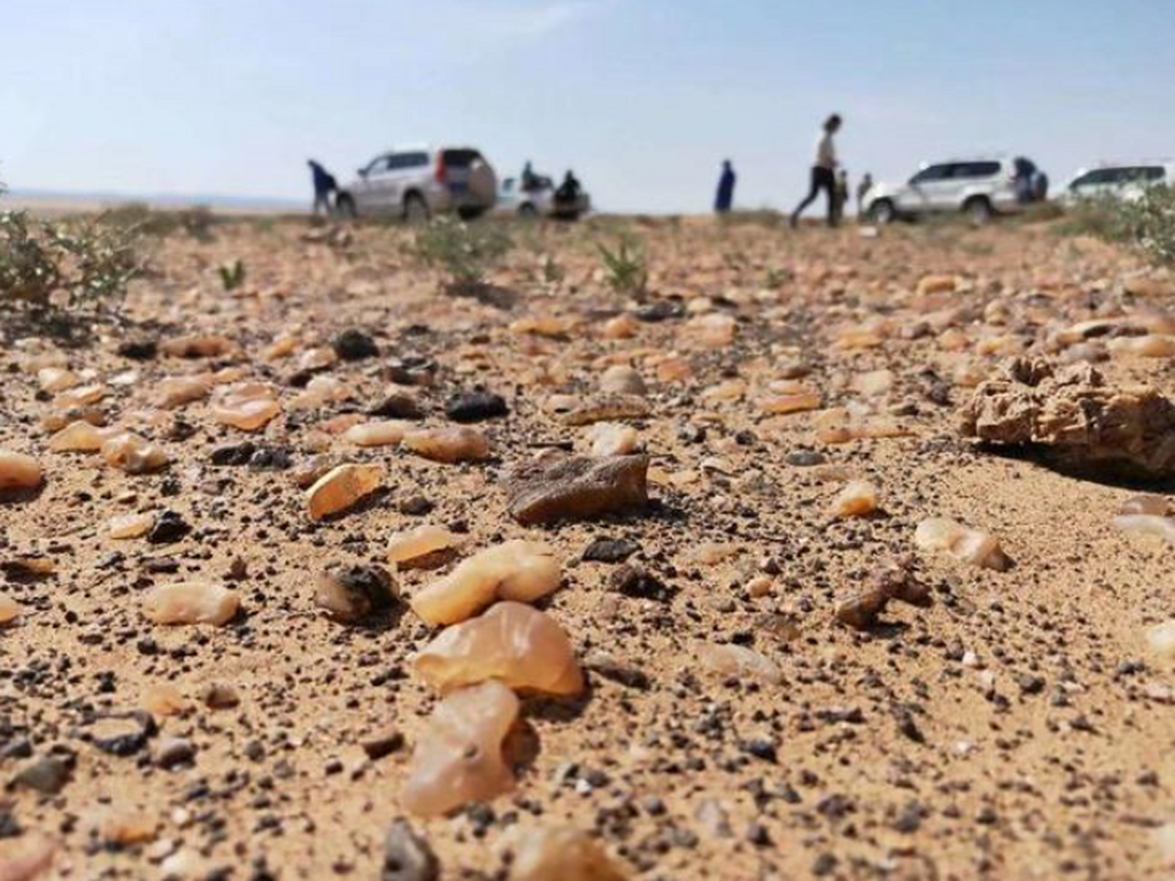 玛瑙湖是内蒙古的火山口湖,湖底玛瑙因气候变化而显露.