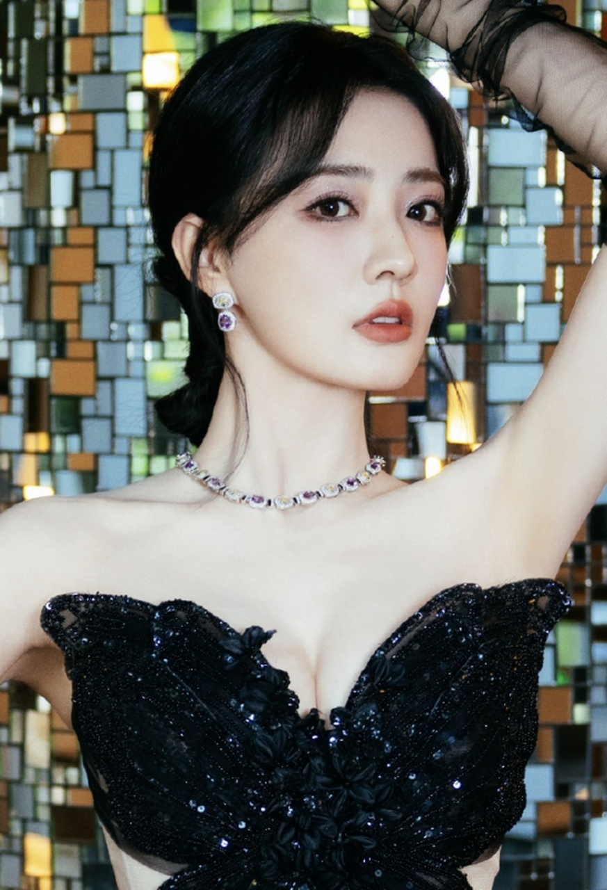 徐璐演技炸裂,气质独特!黑色露肩礼服惊艳亮相秀出完美身材与品味.