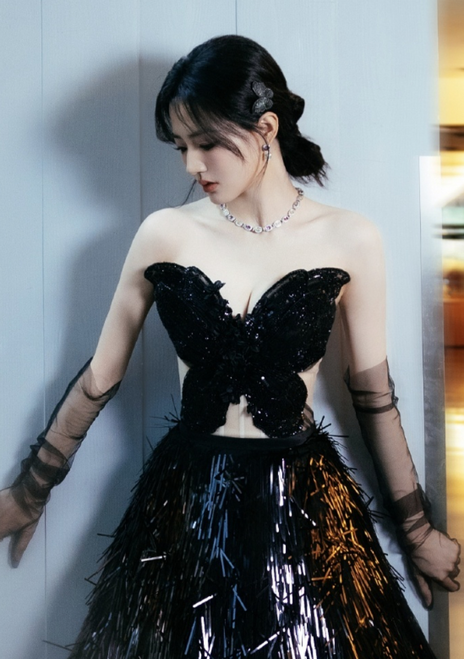 徐璐演技炸裂,气质独特!黑色露肩礼服惊艳亮相秀出完美身材与品味.