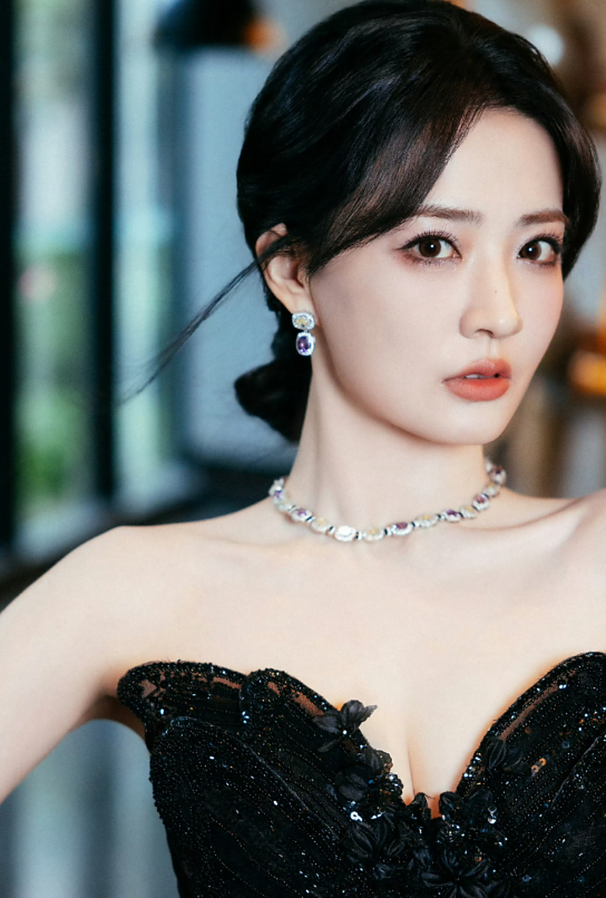 徐璐演技炸裂,气质独特!黑色露肩礼服惊艳亮相秀出完美身材与品味.