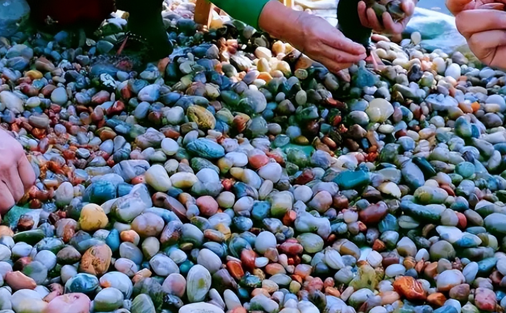 玛瑙湖是内蒙古的火山口湖,湖底玛瑙因气候变化而显露.