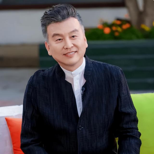 张泽群晒聚会照!董卿老到认不出,周涛美丽依旧,朱军也罕见出镜