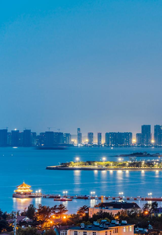 青岛栈桥:城市地标介绍,海岸线上的浪漫之行