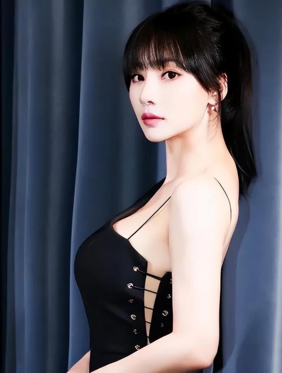 她曾透露在相亲中无人愿牵手,因出众才华和身材被嫌弃.