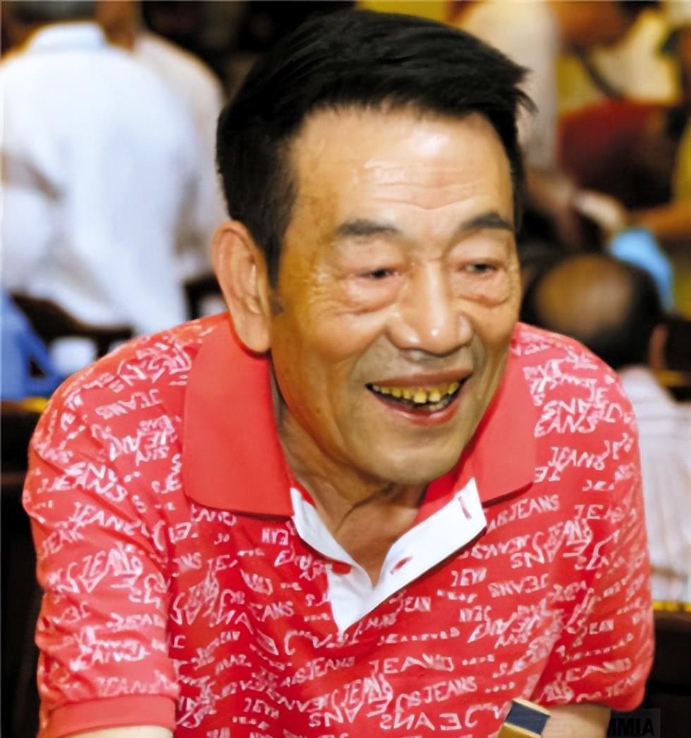 喝酒,吃肉,抽烟,92岁的杨少华,在"享受"的路上越走越远