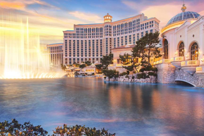 文章介绍了全球最大酒店前十名,包括第一世界酒店,拉斯维加斯米高梅大