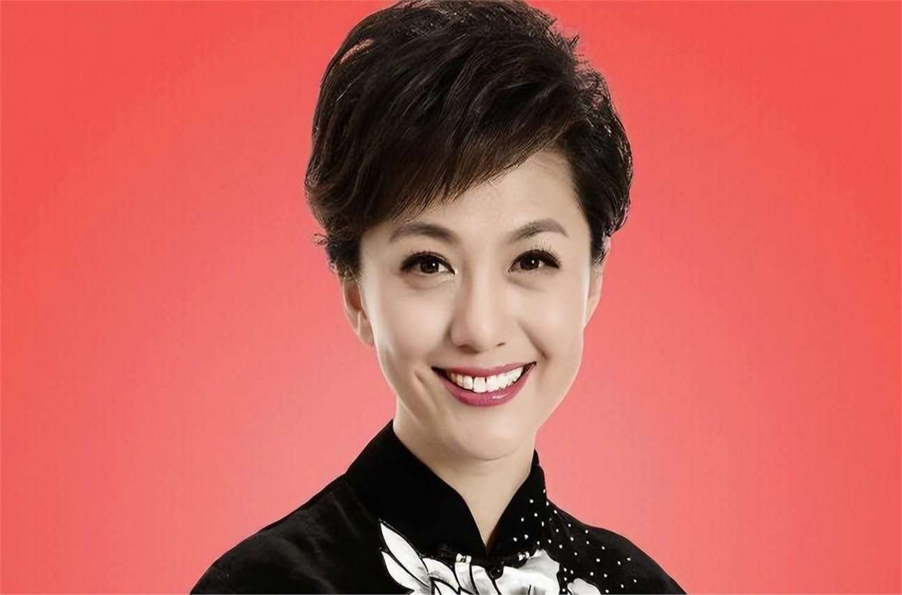 央视《新闻联播》主持人海霞,丈夫是清华教授,女儿比妈还漂亮