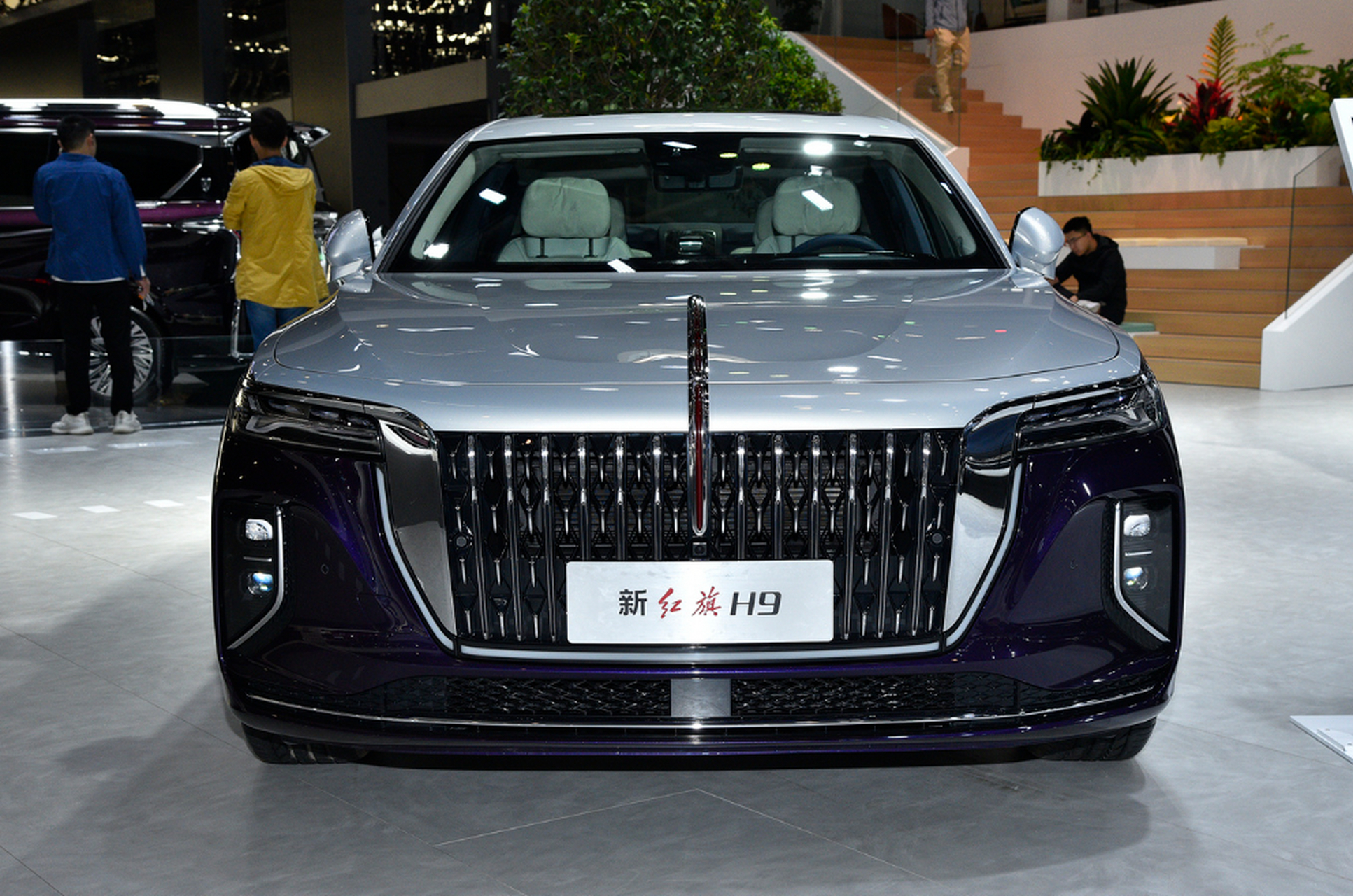 红旗h9在气势和配备上均可与同价位车型竞争,为国产车增添光彩.