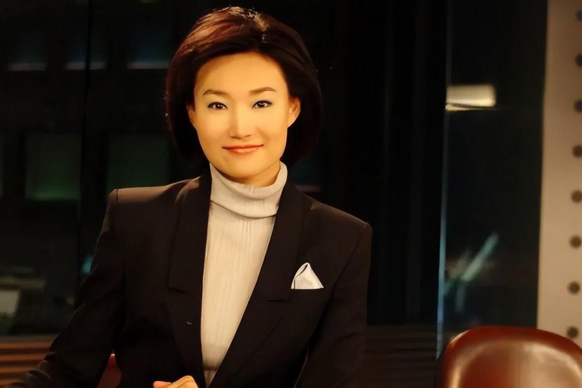央视主持人李梓萌,竟戴假发工作18年,摘下假发后太惊艳了!