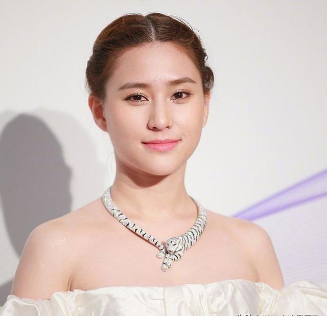 何超莲:一只猫顶一套房,花园比公园还大,坐拥500亿还觉得穷