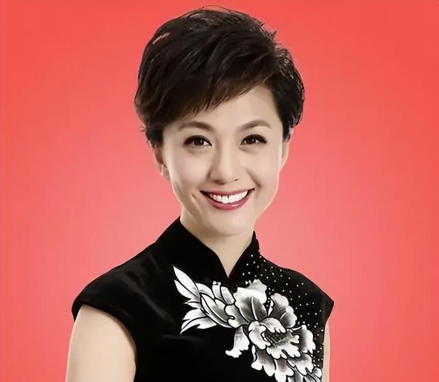 央视著名主持人海霞,嫁大11岁清华教授,结婚21年幸福如初