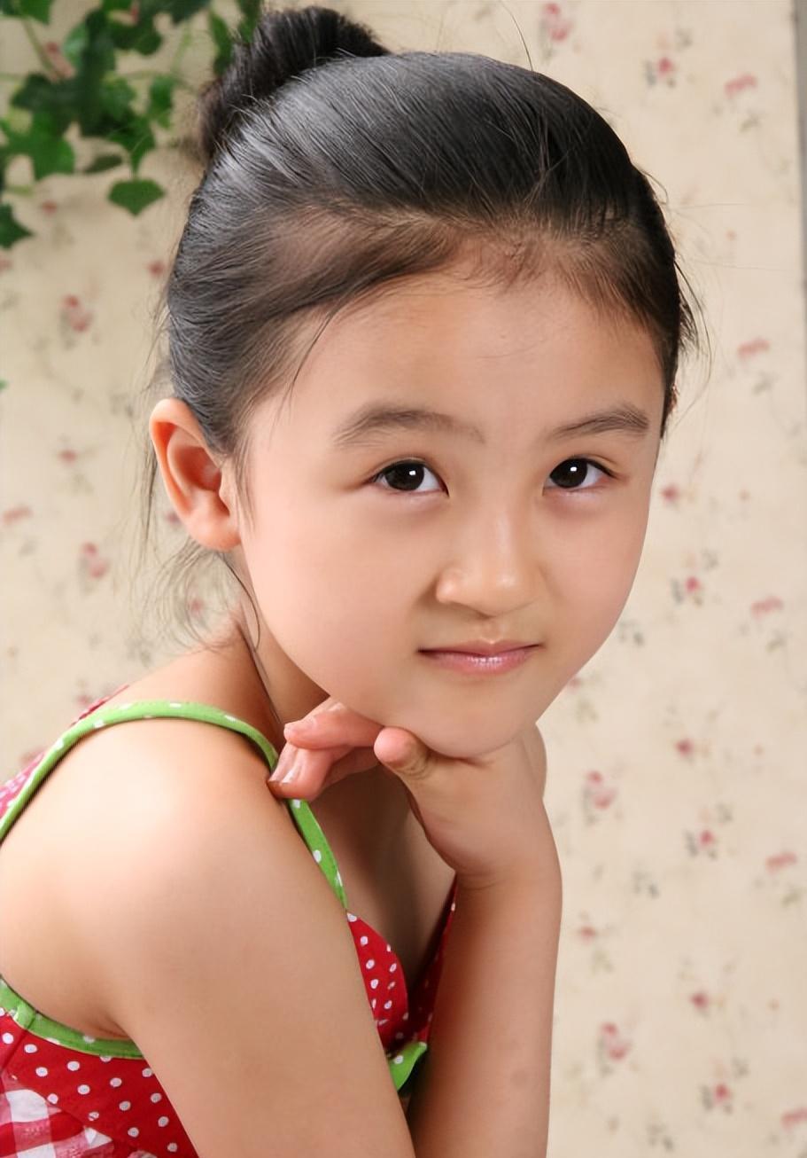 陆子艺:6岁被成龙抱着上春晚,却因长相被骂退圈出国,如今怎样