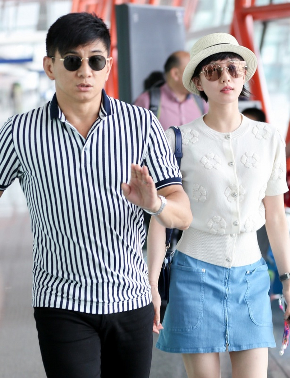 刘诗诗与吴奇隆机场亮相,展现不同年龄段的时尚魅力.