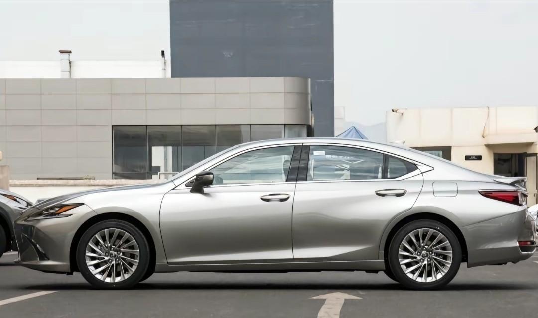 雷克萨斯ls与es相遇,你能一眼分辨出谁是王者谁是追随者?