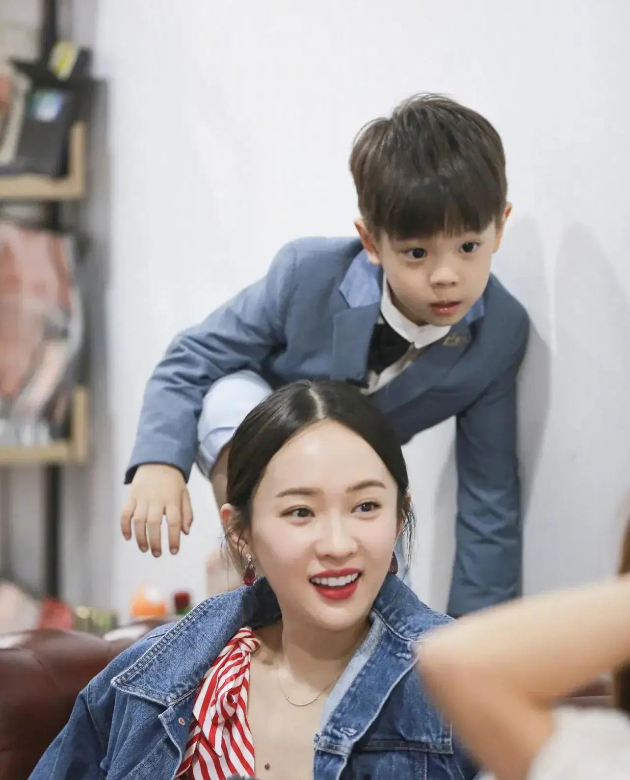 嗯哼母亲节帮霍思燕干活,用锤子钉钉子打理花园,乖巧孝顺