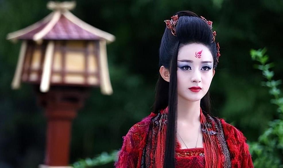 当24岁赵丽颖和25岁王艳站一起对比,我才明白,什么是骨相美