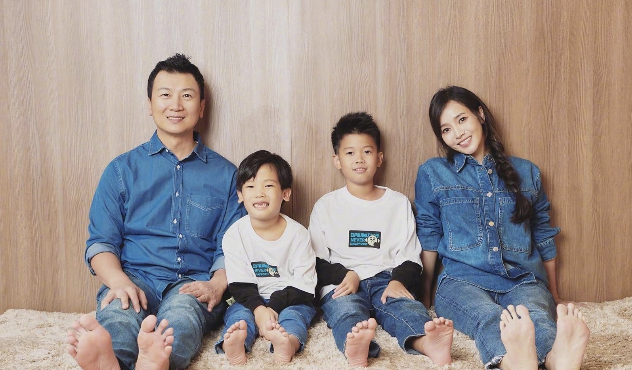 侯佩岑在母亲节分享怀孕照和全家福,感慨母亲生活虽累但充满快乐.