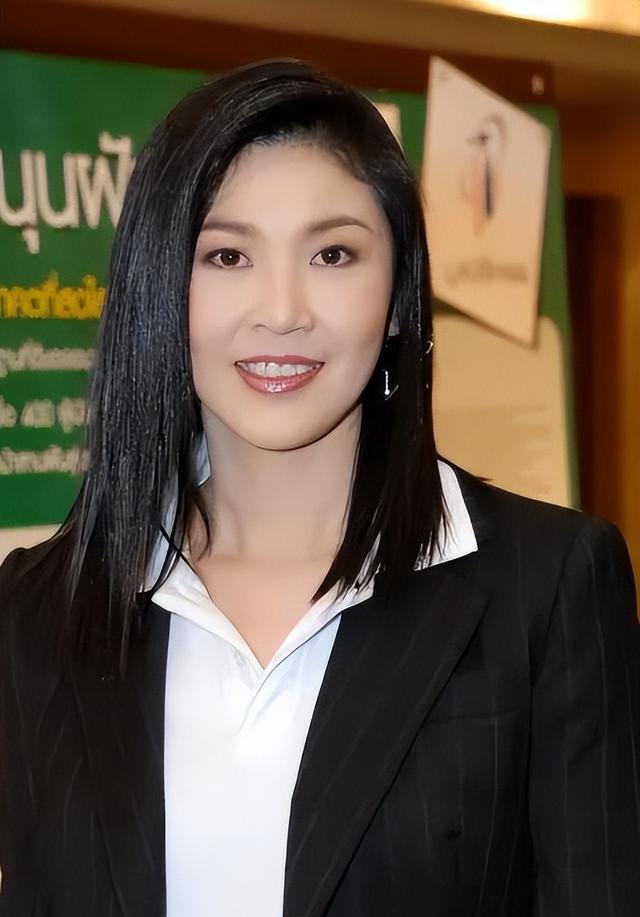 56岁英拉在英国又晒美照!穿黑色小皮衣背着粉色包包,又嫩又温柔