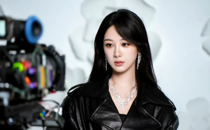 杨紫最新穿搭美照释出,身穿黑色皮衣又美又飒,御姐范十足!