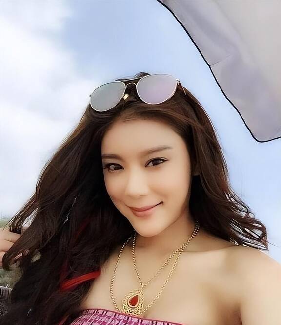 林丹为她不顾孕妻,李泽楷被她迷得神魂颠倒,赵雅淇有何魅力?