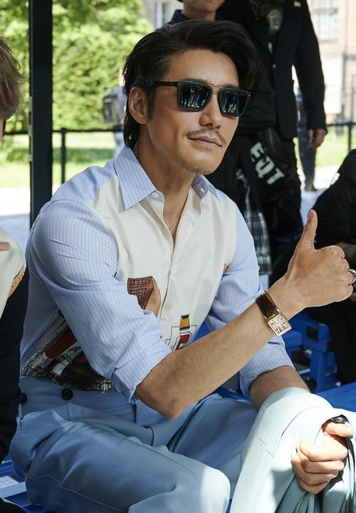 48岁的陈坤长相年轻,脸变像陆毅,比他年轻的时候还年轻