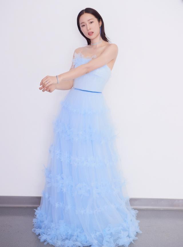 最美骨相不过江一燕,在国外穿得简约却美得惊艳,气质果然很重要