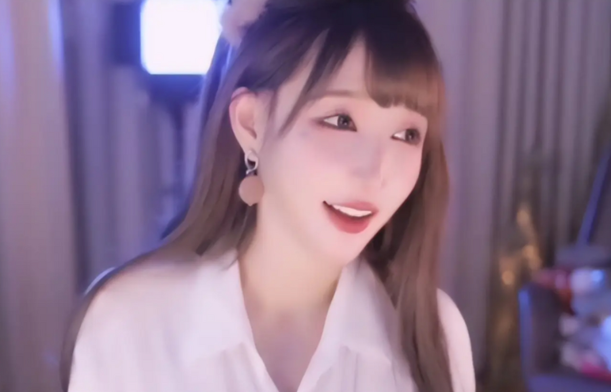 米娜作为斗鱼老主播,凭借颜值,身材和舞蹈获得关注.