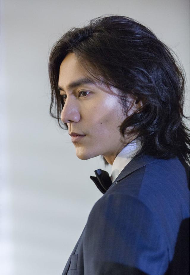 48岁的陈坤长相年轻,脸变像陆毅,比他年轻的时候还年轻