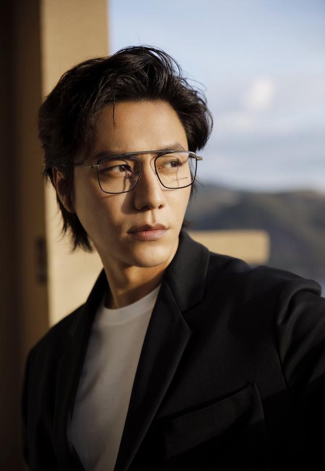 48岁的陈坤长相年轻,脸变像陆毅,比他年轻的时候还年轻