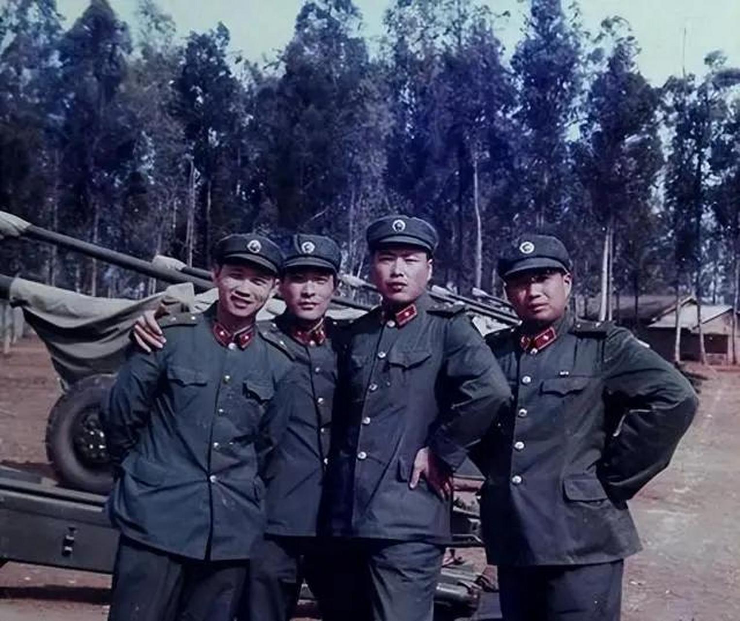 李伟强出身农家,高考失利后选择参军,提拔为连长后结婚生子.