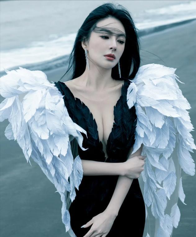 张雨绮早年和陈冠希合照流出,看到照片,才知周星驰的眼光有多毒