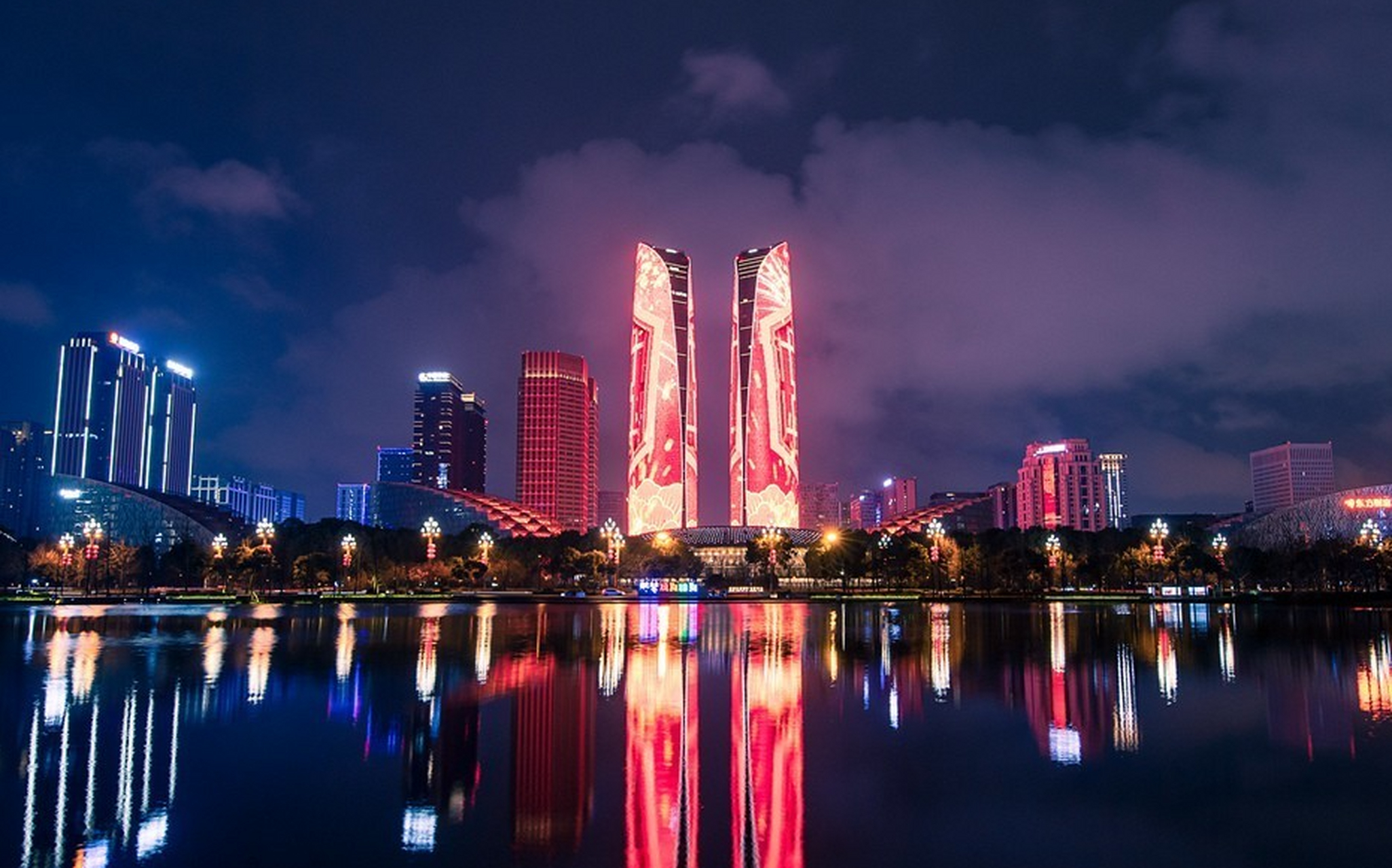 成都双子塔灯光秀作为城市地标广告媒介,拥有壮观的led大屏和巨大人