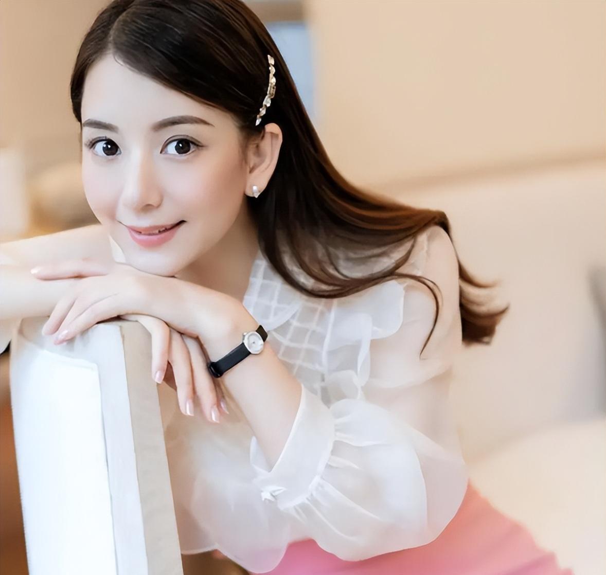 郭富城媳妇素颜现身!香港餐厅引爆讨论,你敢信这是同一个人吗?