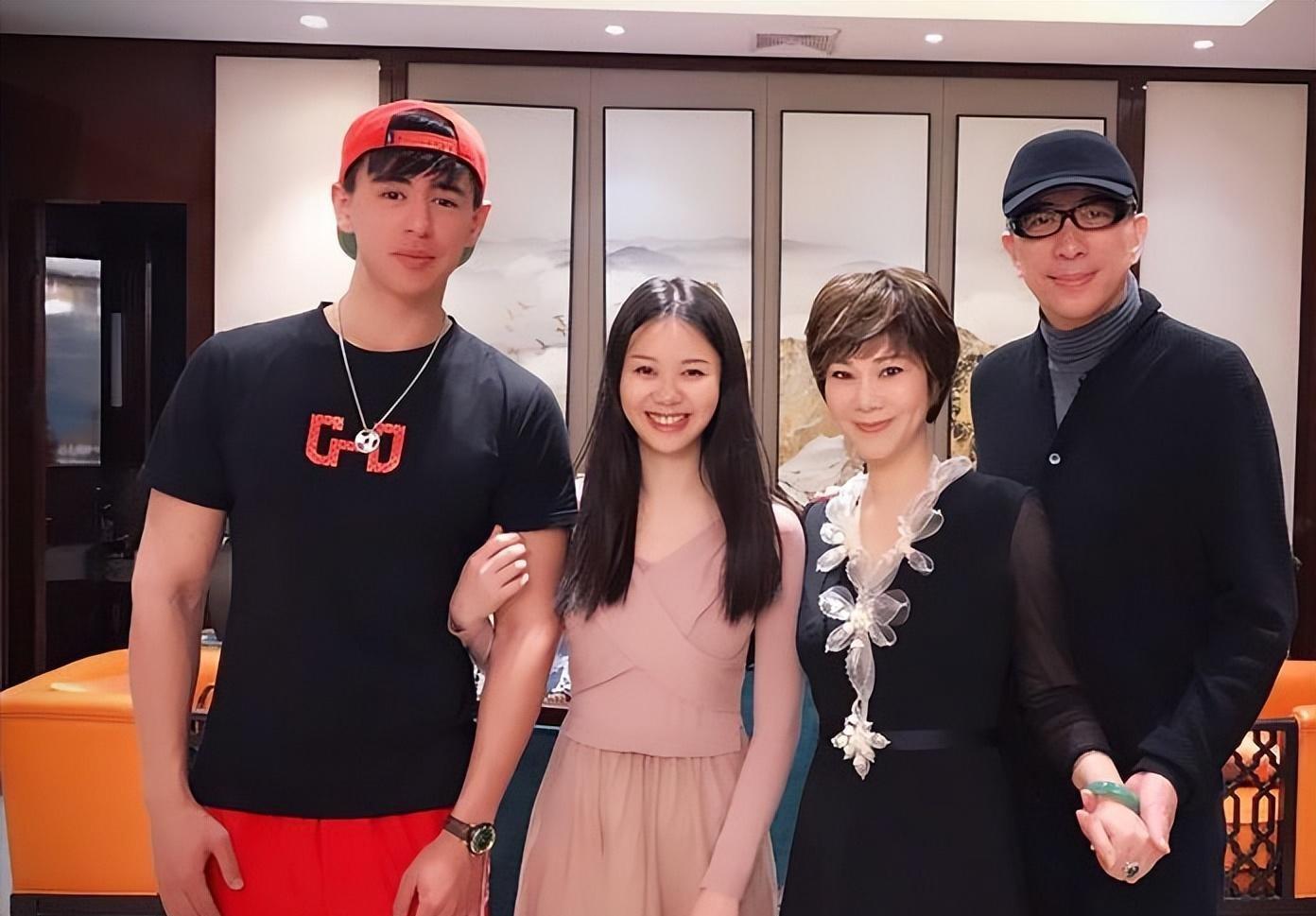 "女乒一姐"曹燕华:烟酒不离身拿59块金牌,二婚被老公宠成公主