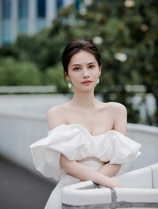 姜珮瑶身材真的顶,穿紧身皮裤翘臀紧实饱满,上围更是让人垂涎
