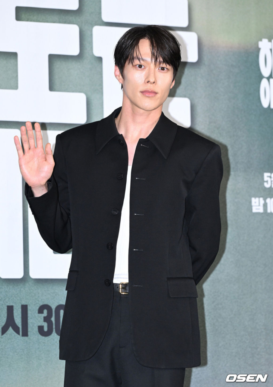 制作发布会中张基龙状态恢复,颜值回春.