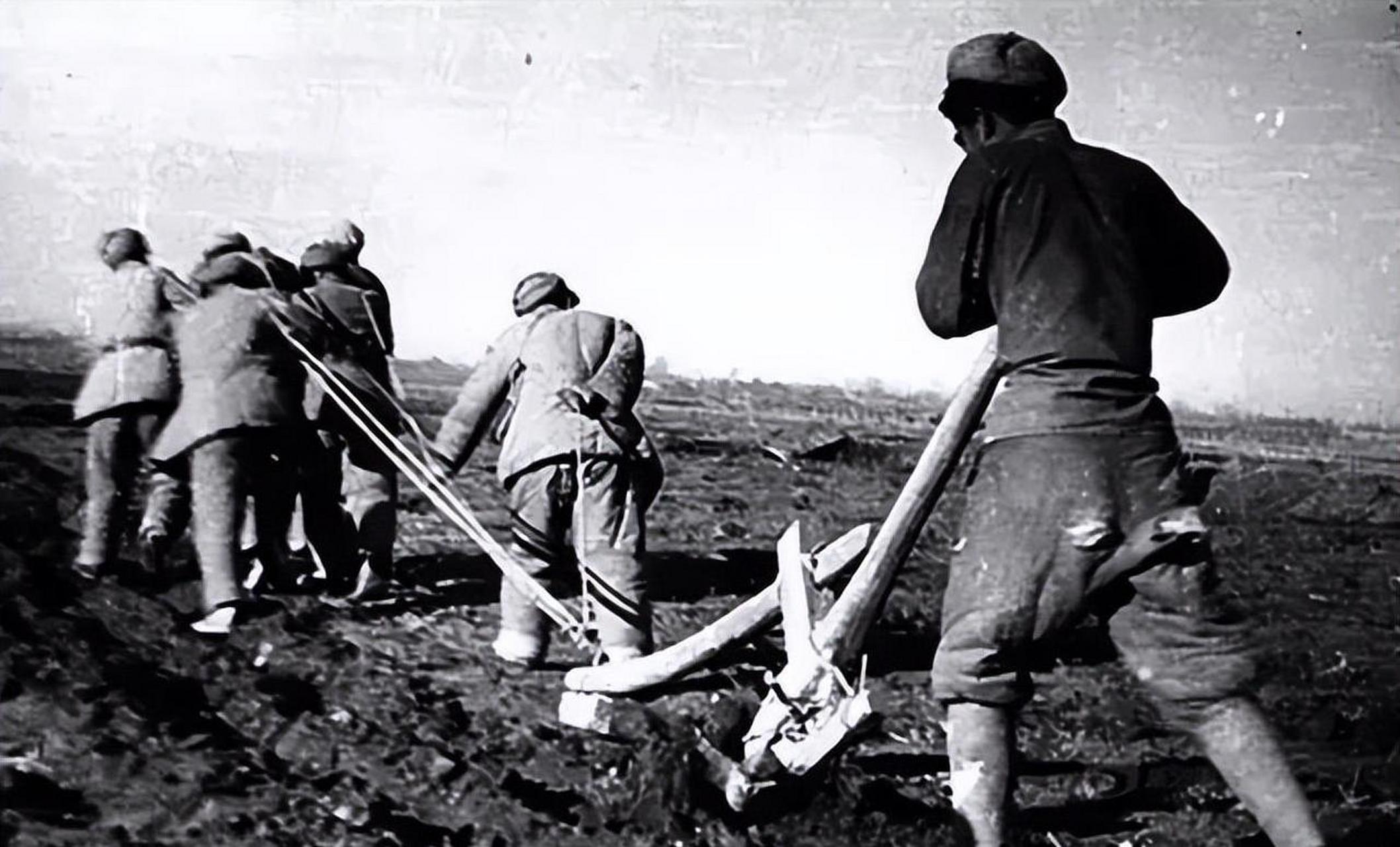 20世纪中叶中国农村老照片曝光,农民勤劳身影触动人心.