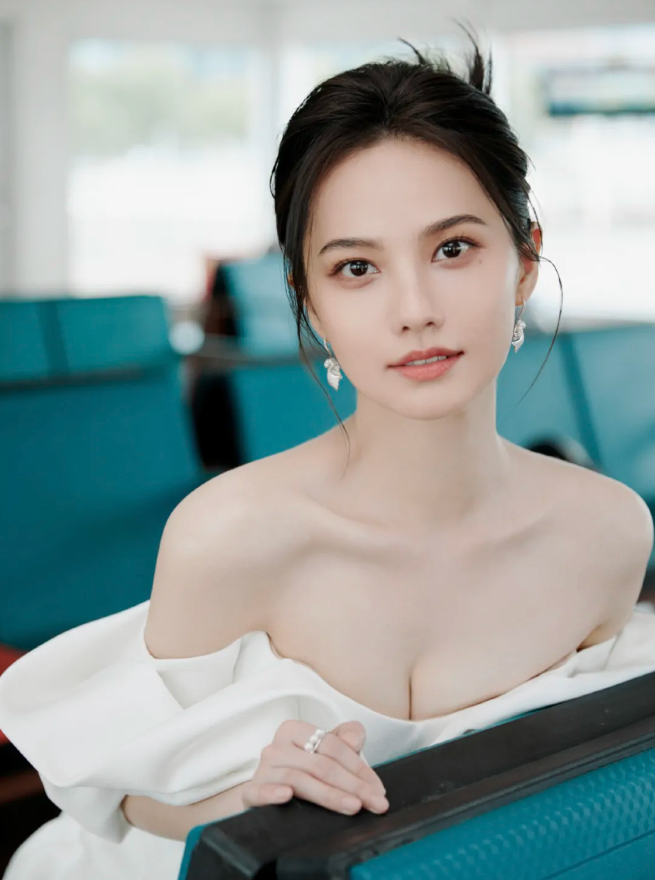 姜珮瑶身材真的顶,穿紧身皮裤翘臀紧实饱满,上围更是让人垂涎