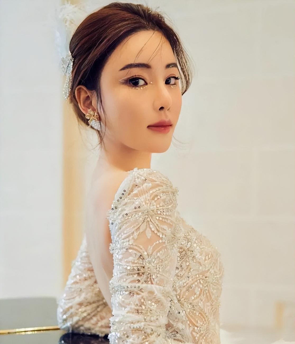 郭富城媳妇素颜现身!香港餐厅引爆讨论,你敢信这是同一个人吗?