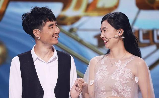 纪实44岁沈阳盲人模特王蕾蕾:生两个儿子,丈夫扶着她走秀