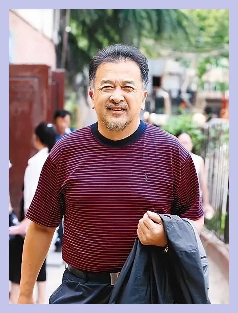 八一电影制片厂厂长黄宏骤然退场后,时至今日,他的生活状况如何